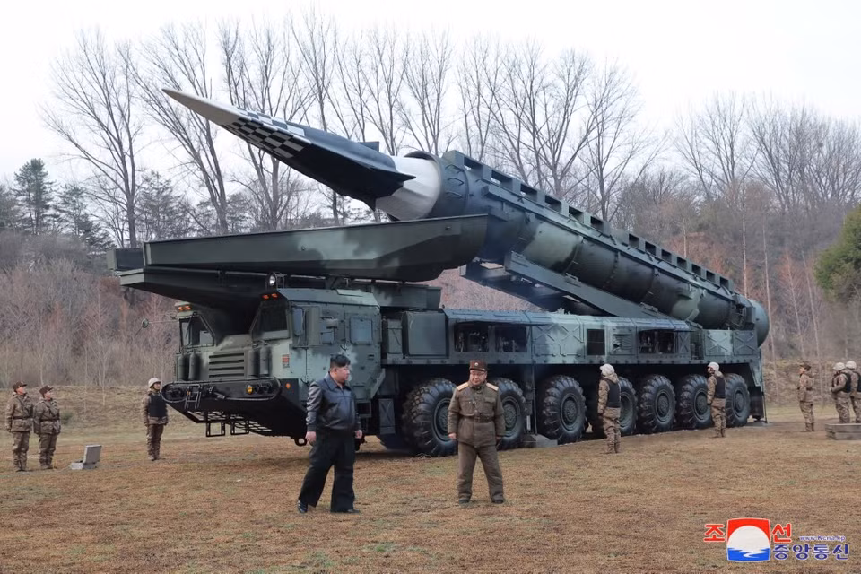 Ngày 2/4/2024, Nhà Lãnh đạo Triều Tiên Kim Jong-un đã chỉ đạo việc phóng thử tên lửa tầm trung thế hệ mới Hwasongpho-16B, có sử dụng nhiên liệu rắn và trang bị đầu đạn siêu vượt âm mới phát triển gần đây. (Ảnh: Yonhap/TTXVN)