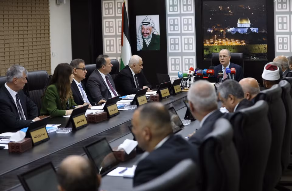 Chính phủ mới của Chính quyền Palestine (PA) do Thủ tướng Mohammed Mustafa đứng đầu ngày 31/3/2024 đã tuyên thệ nhậm chức, trong đó có các thành viên đại diện của Dải Gaza. (Ảnh: Chính phủ mới họp phiên đầu tiên. (Ảnh: THX/TTXVN)