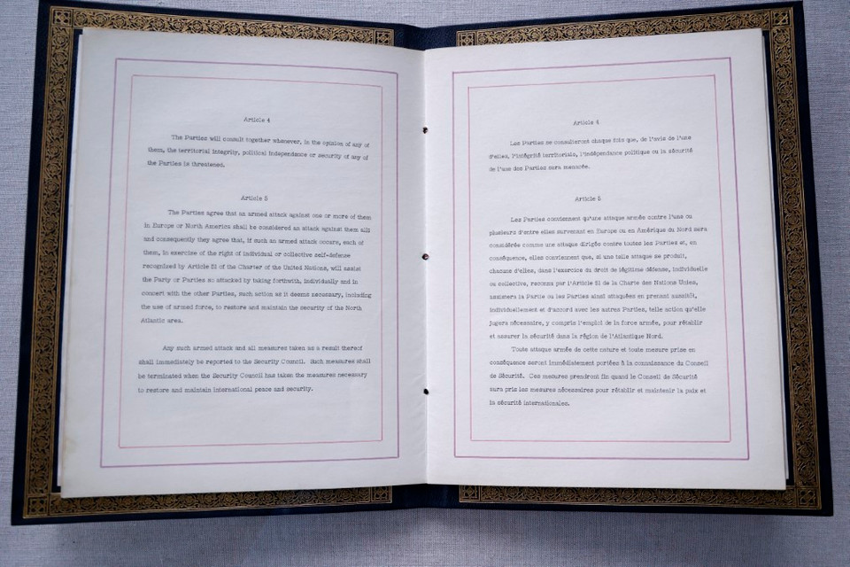 Tổ chức Hiệp ước Bắc Đại Tây Dương (NATO) ngày 4/4/2024 đã kỷ niệm 75 năm thành lập tại trụ sở ở Brussels (Bỉ). Ảnh: Hiến chương sáng lập của Liên minh được trưng bày tại buổi lễ. (Ảnh: AFP/TTXVN)