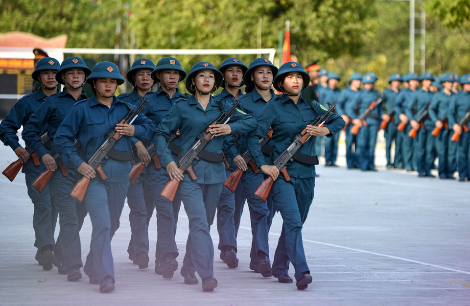 Lễ Kỷ niệm 70 năm Chiến thắng Điện Biên Phủ, Tiểu đoàn Bộ Binh 1, Trung đoàn 741 (Bộ Chỉ huy Quân sự tỉnh Điện Biên) tiếp nhận 92 thành viên thuộc khối nữ dân quân Tây Bắc về luyện tập, trong đó có 80 người ở đội hình chính thức. (Ảnh: Trung Kiên/TTXVN)