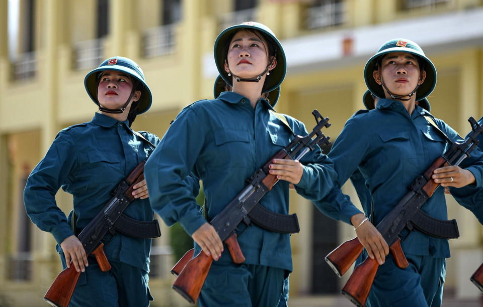 Sau một thời gian nghiêm túc tập luyện, động tác của các nữ dân quân Tây Bắc đã khá đều, đẹp. (Ảnh: Trung Kiên/TTXVN)