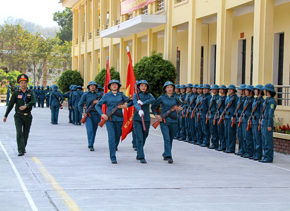 92 nữ dân quân Tây Bắc được chia thành các tiểu đội để tập riêng, sau đó sẽ được tập hợp khối. (Ảnh: Trung Kiên/TTXVN)