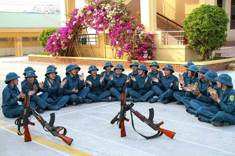 Giờ giải lao, những bài hát cách mạng lại được các nữ dân quân Tây Bắc cùng cất ca vang, xóa tan cái nắng, gió nơi thao trường. (Ảnh: Trung Kiên/TTXVN)