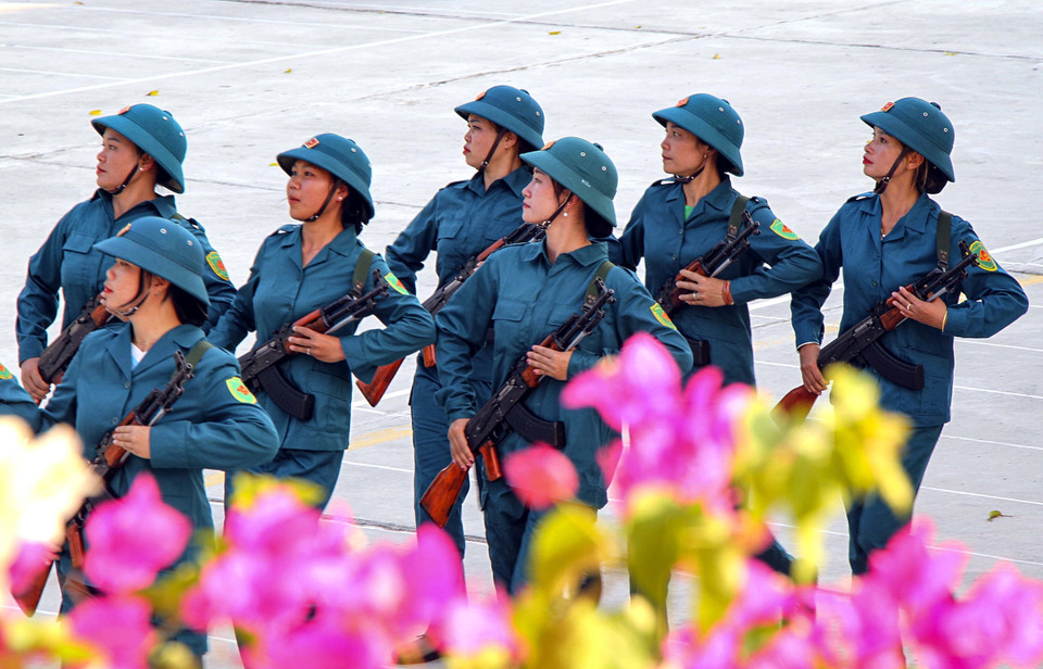 Các nữ dân quân hăng say luyện tập để có màn diễu binh, diễu hành tốt nhất phục vụ Đại lễ. (Ảnh: Trung Kiên/TTXVN)