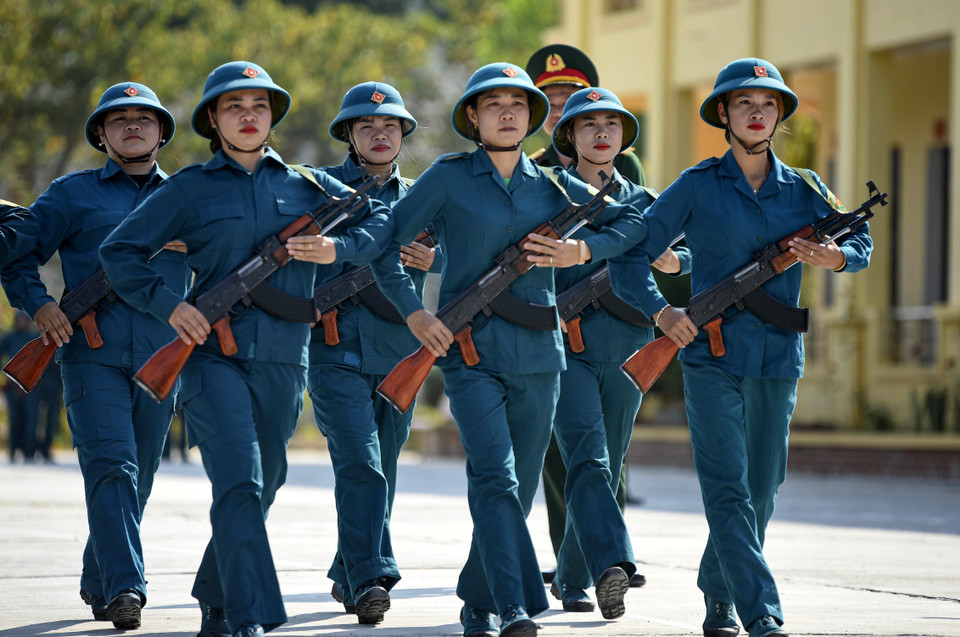 Không quản ngại thời tiết nắng nóng, từng tiểu đoàn tích cực thi đua hăng say luyện tập. (Ảnh: Trung Kiên/TTXVN)