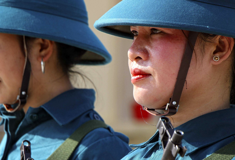 Mặc dù thời tiết nắng, nóng đổ mồ hôi, nhưng những nữ dân quân tự vệ Tây Bắc vẫn hăng say tập luyện. (Ảnh: Trung Kiên/TTXVN)