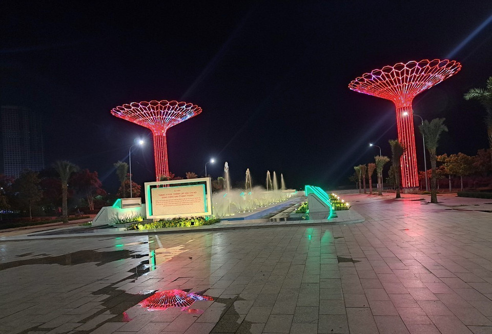Công trình vòi phun nước tỏa sáng ban đêm, đây là điểm nhấn cho phát triển du lịch của thành phố Phan Rang-Tháp Chàm. (Ảnh: Công Thử/TTXVN)