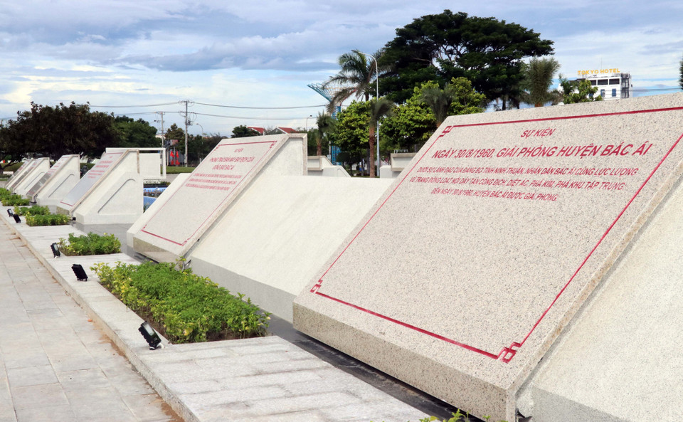 Những tấm bia ghi các sự kiện lịch sử của Đảng bộ tỉnh Ninh Thuận được xây dựng quanh hồ phun nước tại Công viên Biển Bình Sơn. (Ảnh: Công Thử.TTXVN)