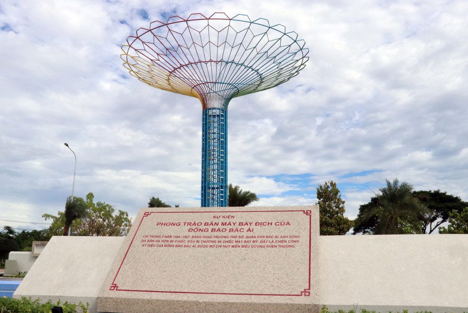 Những tấm bia ghi các sự kiện lịch sử của Đảng bộ tỉnh Ninh Thuận được xây dựng quanh hồ phun nước. (Ảnh: Công Thử/TTXVN)