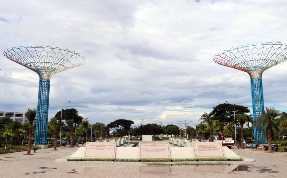 Nhiều vòi phun nước được đầu tư đưa vào sử dụng tại Công viên Biển Bình Sơn. (Ảnh: Công Thử/TTXVN)