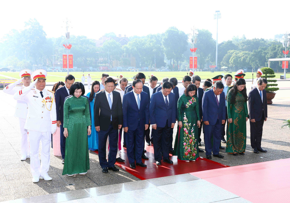 Đoàn đại biểu Thành ủy, Hội đồng Nhân dân, Ủy ban Nhân dân, Mặt trận Tổ quốc Việt Nam thành phố Hà Nội thành kính tưởng nhớ Chủ tịch Hồ Chí Minh. (Ảnh: Phạm Kiên/TTXVN)