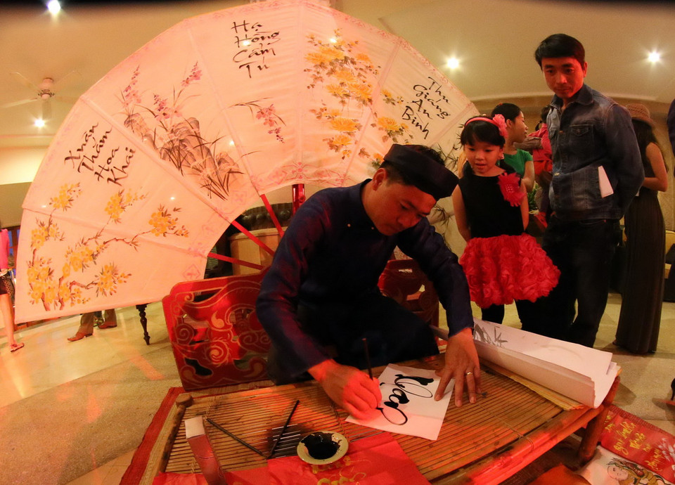 Ông Đồ cho chữ được tái hiện tại Chợ quê ngày Tết xưa. (Ảnh: Trần Lê Lâm/TTXVN) 