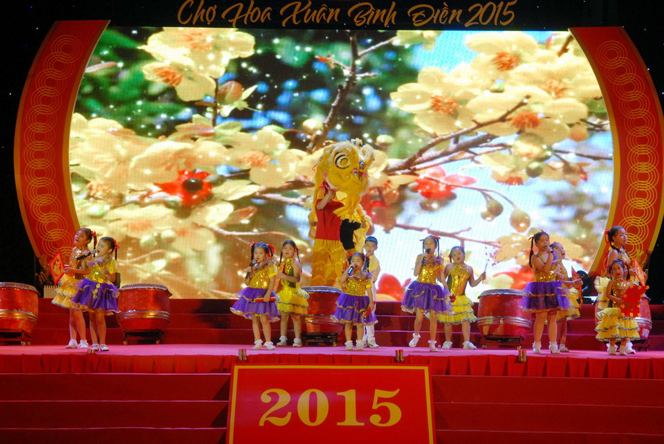 Một tiết mục văn nghệ khai mạc Chợ hoa Xuân Bình Điền 2015. (Ảnh: Mạnh Linh/TTXVN) 