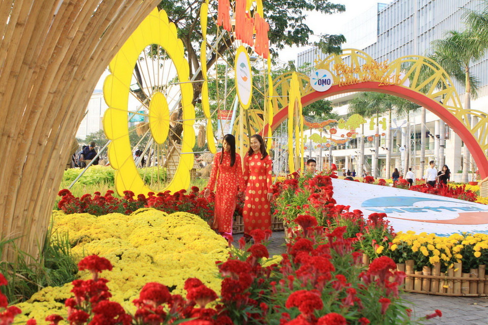 Khách tham quan Hội chợ hoa Xuân Phú Mỹ Hưng Tết Ất Mùi 2015. (Ảnh: Phương Vy/TTXVN) 