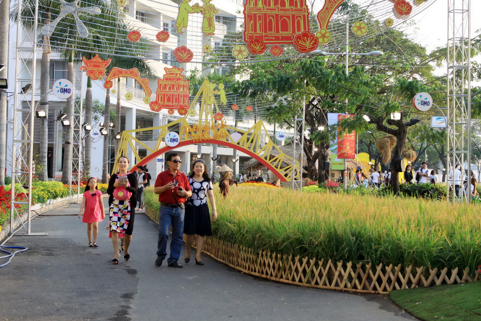 Khách tham quan Hội chợ hoa Xuân Phú Mỹ Hưng Tết Ất Mùi 2015. (Ảnh: Phương Vy/TTXVN) 