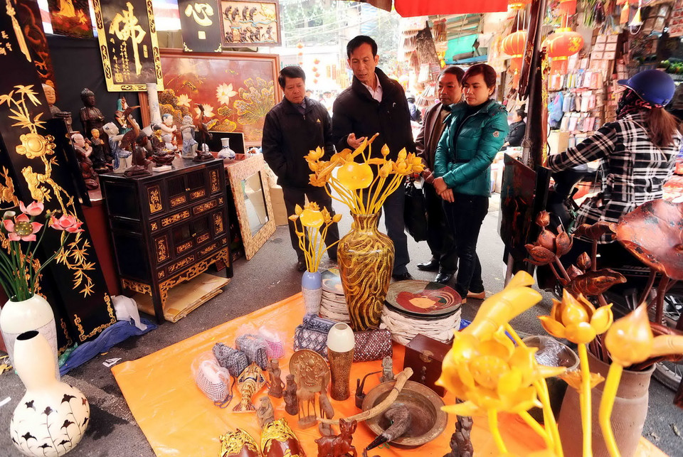 Đến chợ hoa Hàng Lược, ngoài hoa tươi, người ta còn có thể tìm mua được cả một số loại hoa giả nghệ thuật hay những món đồ cổ về trang trí gian phòng trong dịp Tết. (Ảnh: Minh Đức/TTXVN) 