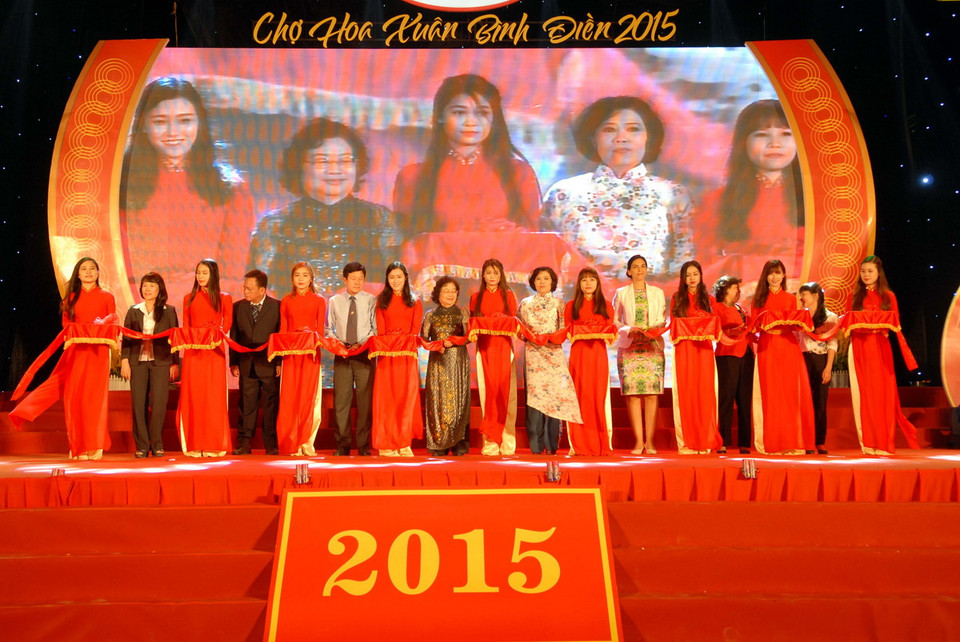 Các đại biểu cắt băng khai mạc Chợ hoa Xuân Bình Điền 2015. (Ảnh: Mạnh Linh/TTXVN) 