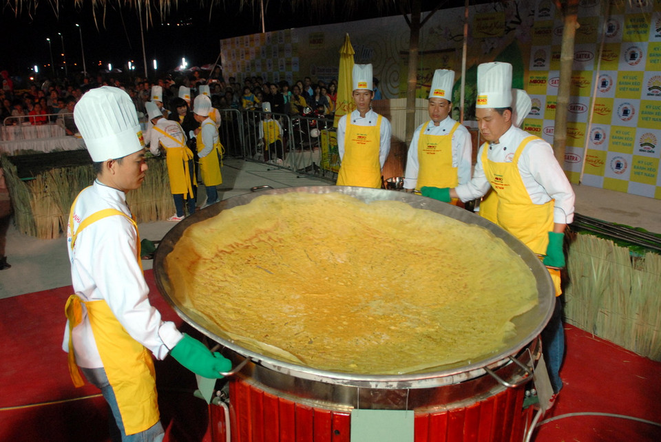 Bánh xèo lớn nhất xác lập Kỷ lục Việt Nam có đường kính 1,9m. (Ảnh: Mạnh Linh/TTXVN) 