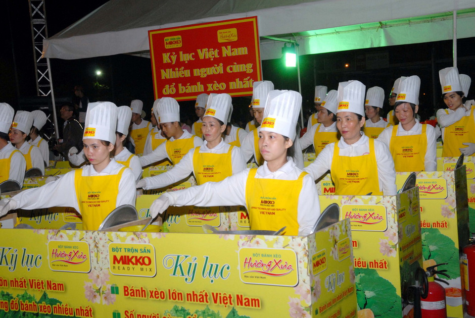 Kỷ lục Việt Nam nhiều người cùng đổ bánh xèo nhất. (Ảnh: Mạnh Linh/TTXVN) 