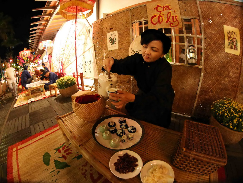 Một quán trà xưa được tái hiện tại phiên Chợ quê ngày Tết. (Ảnh: Trần Lê Lâm/TTXVN) 