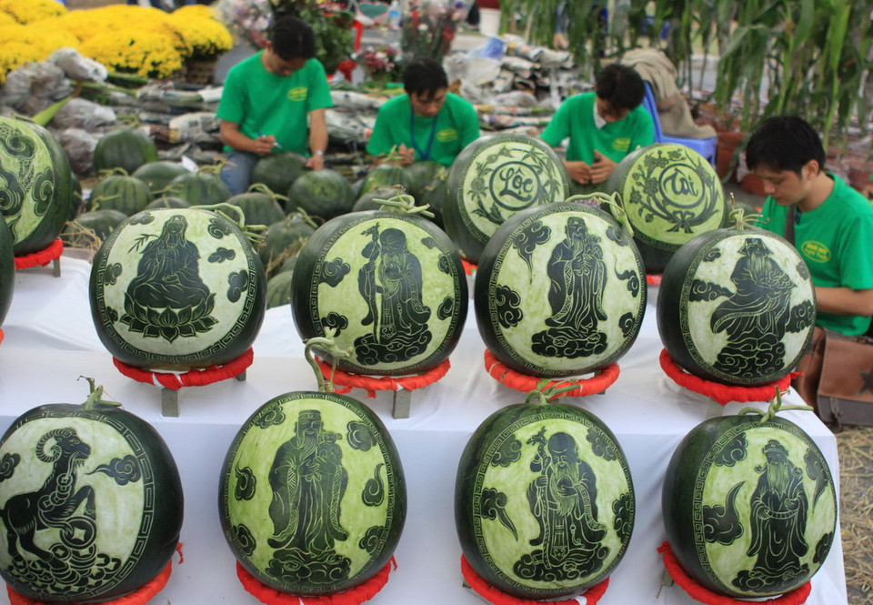 Dưa hấu được khắc hình nghệ thuật tại Hội chợ hoa Xuân Phú Mỹ Hưng Tết Ất Mùi 2015. (Ảnh: Phương Vy/TTXVN) 