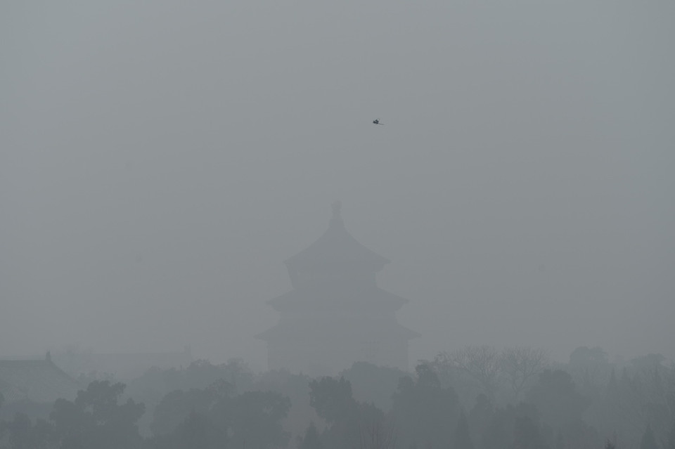 Trong bối cảnh tình hình ô nhiễm không khí tại Trung Quốc hiện vẫn đang ở mức nghiêm trọng, ngày 14/1, chính quyền thủ đô Bắc Kinh đã công bố mục tiêu chất lượng không khí trong năm 2017, theo đó giảm mạnh chỉ số ô nhiễm không khí hiện đã gấp nhiều lần ngưỡng tiêu chuẩn của Tổ chức Y tế thế giới (WHO). (Nguồn: AFP/TTXVN)