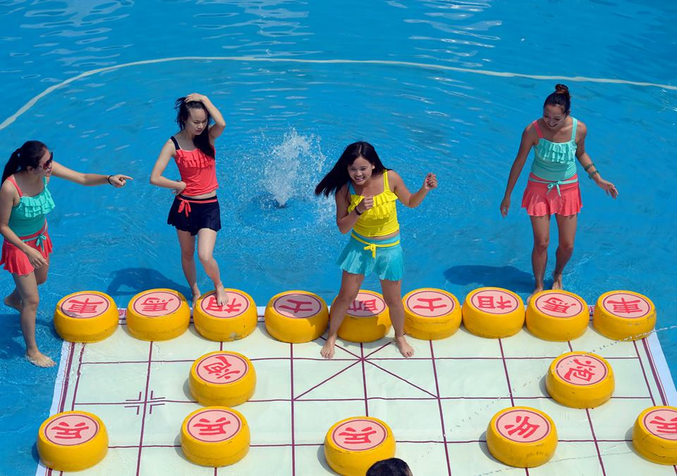 Phương pháp này đặc biệt được khuyến khích cho những ai yêu thích bộ môn cờ tướng. Mùa Hè này, bàn cờ sẽ được thả lên bể bơi tại Trùng Khánh để giúp người dân tham dự tránh cơn nắng nóng. Chỉ cần am hiểu luật chơi là bạn có thể tham gia cuộc vui với người dân nơi đây. (Nguồn: CCTVNews)