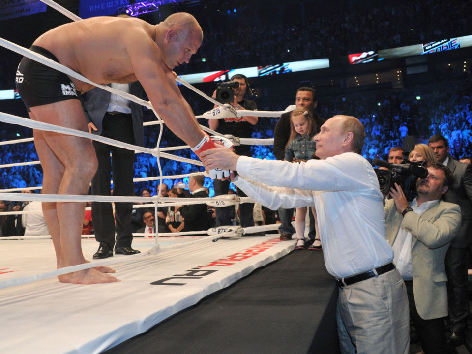 Fedor Emelianenko, một trong số những đấu sỹ của môn võ tự do (MMA) hạng nặng nổi tiếng nhất tại Nga, mới đây đã thông báo quay trở lại để cạnh tranh đai vô địch sau 3 năm vắng bóng. Bên cạnh MMA, Fedor Emelianenko còn được biết đến là một võ sỹ judo và sambo. Từng tham gia các giải đấu như giải vô địch Sambo FIAs thế giới và giải vô địch Liên đoàn Judo Nga. Tổng thống Nga Vladimir Putin rất ngưỡng mộ Emelianenko và đã nhiều lần tới cổ vũ khi anh thi đấu (Nguồn: Sputniknews)