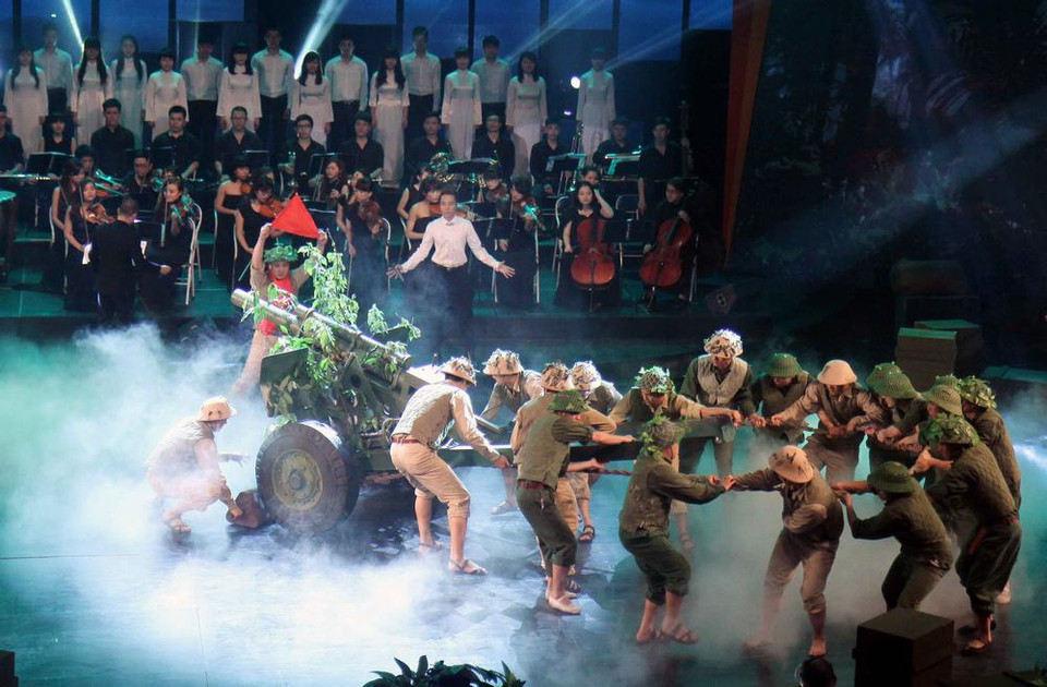 Tái hiện hình ảnh kéo pháo vào trận địa. (Ảnh: Thanh Tùng/TTXVN)