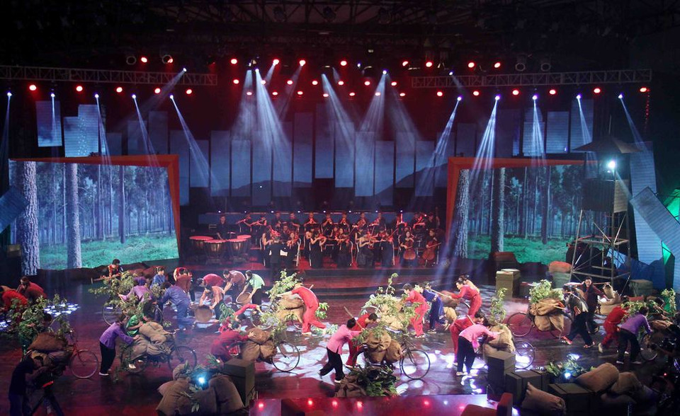 Tái hiện hình ảnh đoàn dân công tải gạo vào chiến trường. (Ảnh: Thanh Tùng/TTXVN)