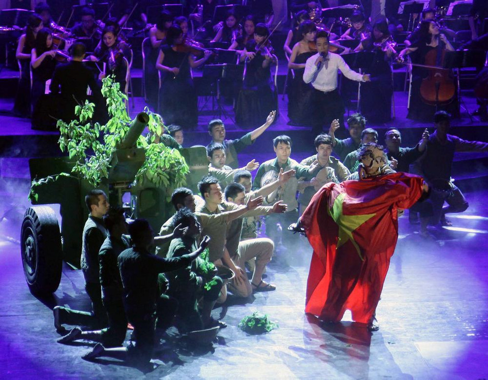 Tái hiện hình ảnh kéo pháo vào trận địa. (Ảnh: Thanh Tùng/TTXVN)