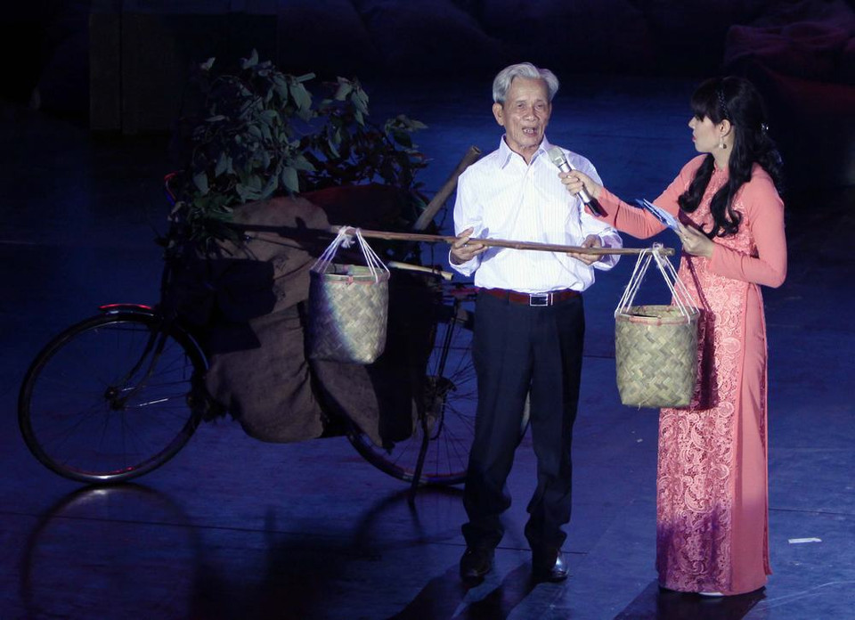 Giao lưu với ông Trịnh Quang Thềm, dân công phục vụ chiến dịch Điện Biên Phủ. (Ảnh: Thanh Tùng/TTXVN)