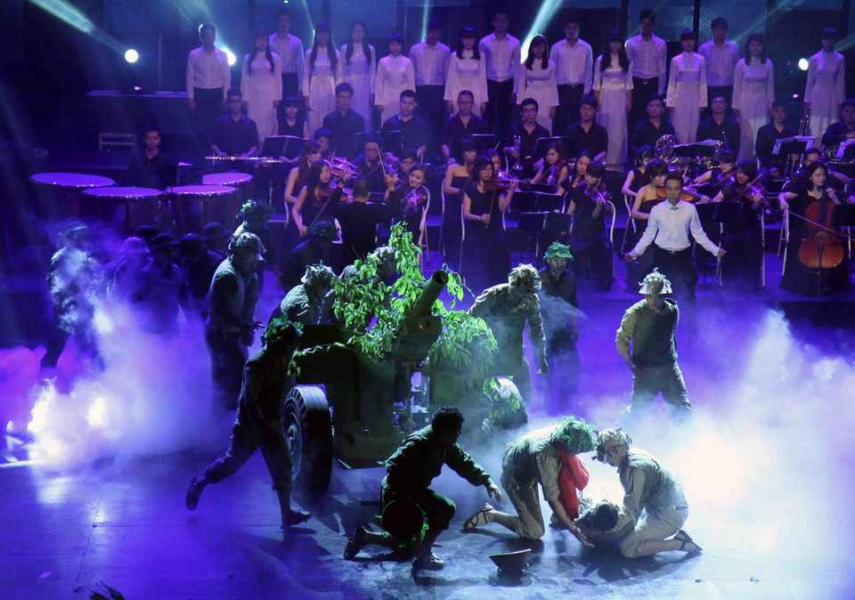 Tái hiện hình ảnh kéo pháo vào trận địa. (Ảnh: Thanh Tùng/TTXVN)