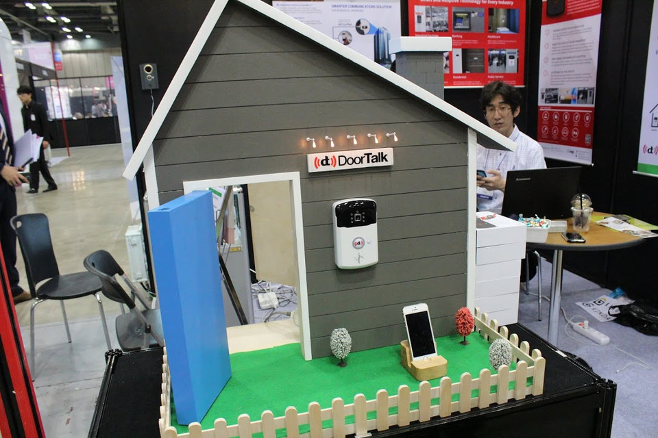 Tại GMV 2015, các doanh nghiệp Hàn Quốc đã mang tới nhiều sản phẩm công nghệ thông tin phong phú, phù hợp với xu hướng công nghệ hiện nay. (Nguồn: AVING News)