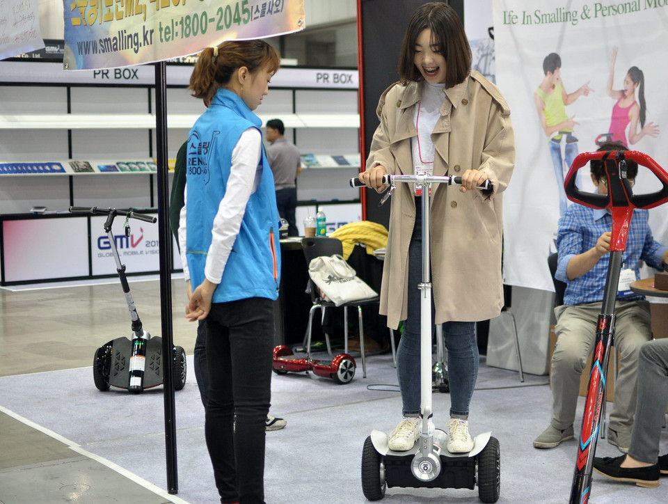 Khách tham quan thích thú khi được trải nghiệm một công nghệ phương tiện giao thông thế hệ mới. (Ảnh: Việt Đức/Vietnam+) 