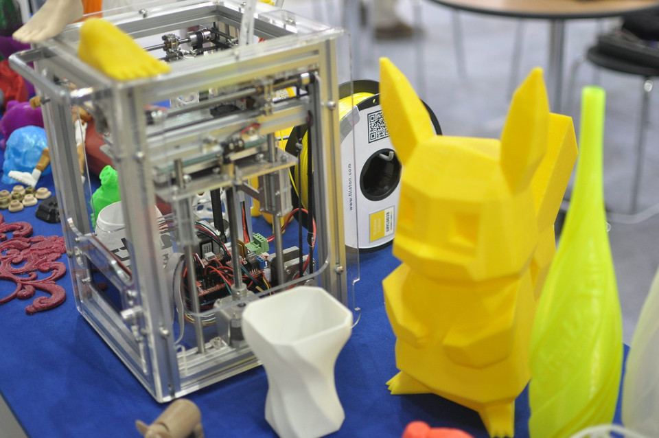 Máy in 3D và các sản phẩm được tạo ra. (Ảnh: Việt Đức/Vietnam+)