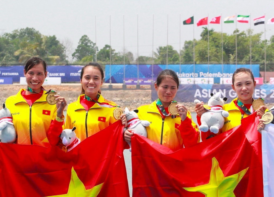 Đội tuyển rowing nữ xuất sắc giành chiếc huy chương vàng đầu tiên cho đoàn thể thao Việt Nam. (Nguồn: TTXVN phát)