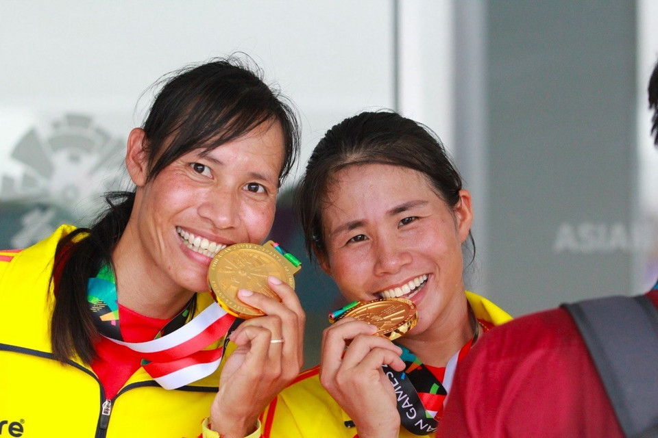 Vận động viên đội tuyển rowing nữ Việt Nam ăn mừng với chiếc huy chương vàng đầu tiên cho đoàn thể thao Việt Nam. (Nguồn: TTXVN phát)