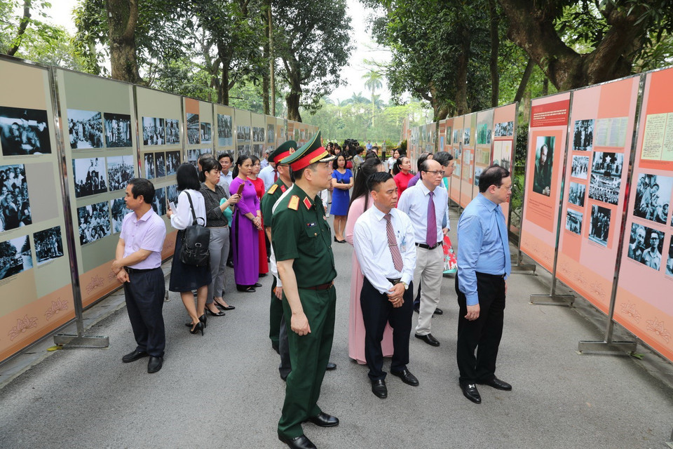 Quang cảnh buổi triển lãm tại khu Di tích Chủ tịch Hồ Chí Minh. (Ảnh: Thành Đạt/TTXVN)