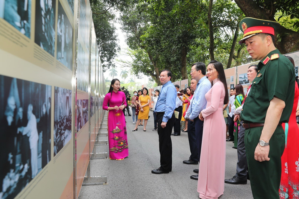  Quang cảnh buổi triển lãm tại khu Di tích Chủ tịch Hồ Chí Minh. (Ảnh: Thành Đạt/TTXVN)