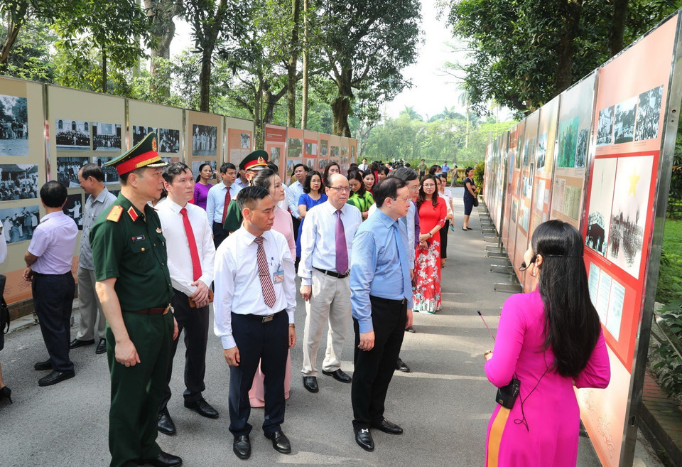 Các đại biểu tham quan triển lãm. (Ảnh: Thành Đạt/TTXVN)