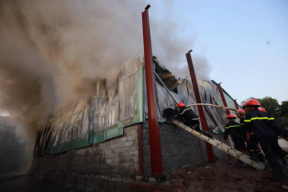 Vào khoảng 5 giờ 15 chiều 24/7, tại đường Phạm Văn Đồng (Xuân Đỉnh, Bắc Từ Liêm - Hà Nội) đã xảy ra một vụ cháy.(Ảnh: PV/Vietnam+)