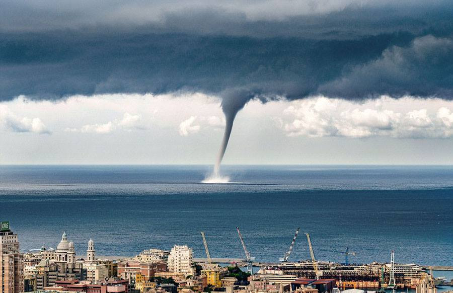 Ngày 20/10, một vòi rồng trên mặt nước đã xuất hiện ở Genoa, miền Đông Bắc Italy. (Nguồn: CCTVNews)