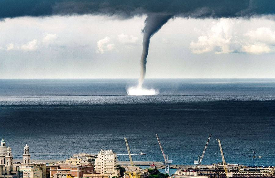 Vòi rồng là hiện tượng khi lốc xoáy di chuyển bên trên hồ nước hay biển cả, trông như một cột nước trắng xóa, thường kèm theo sấm sét. (Nguồn: CCTVNews)