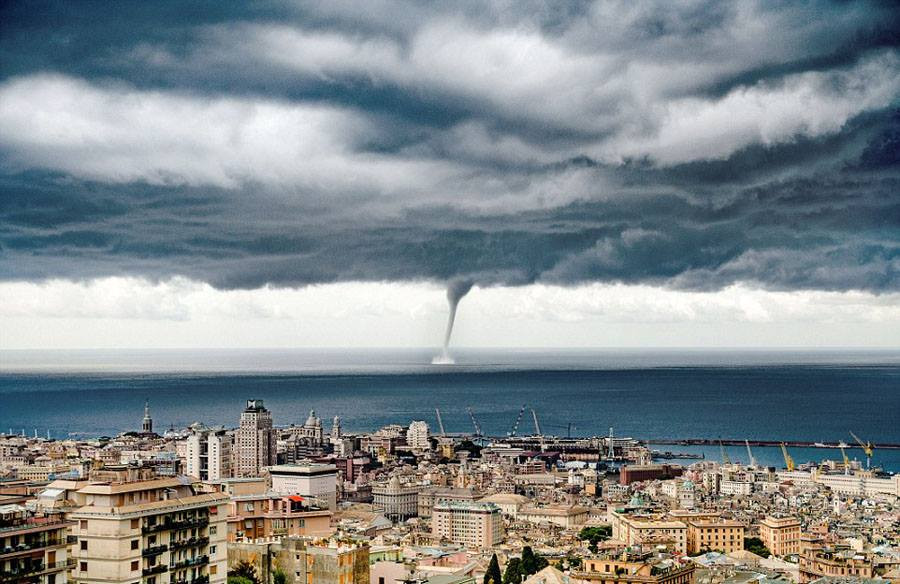 Vòi rồng nước thường yếu hơn so với những vòi rồng xuất hiện trên đất liền. (Nguồn: CCTVNews)