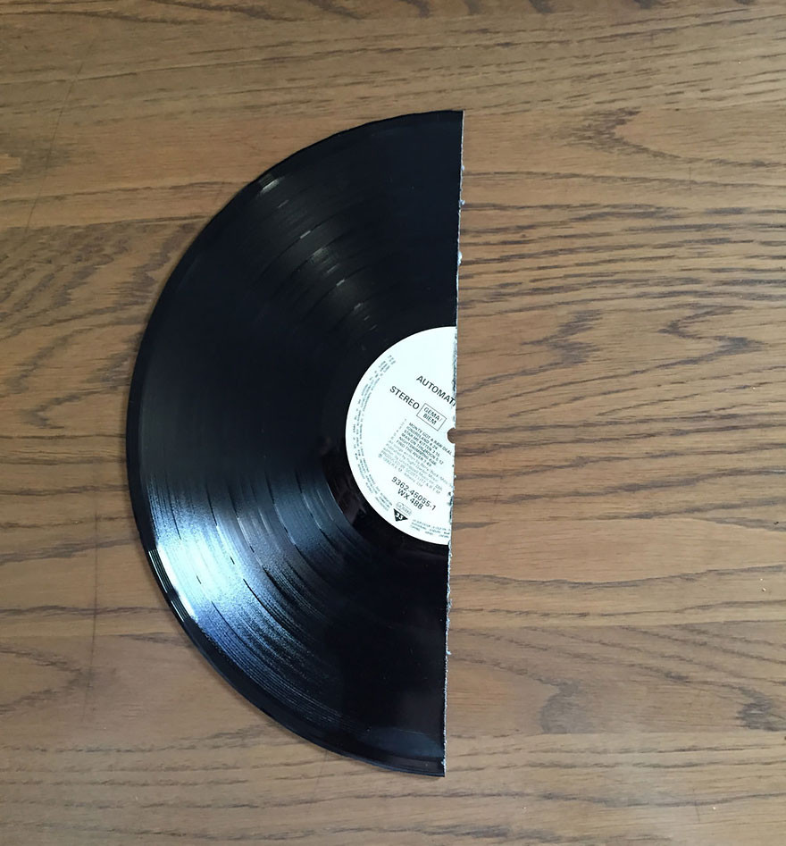 Một người đàn ông Đức đã cưa đôi mọi thứ đồ từng là của chung của 2 người để trả thù người vợ cũ. (Nguồn: artfido)