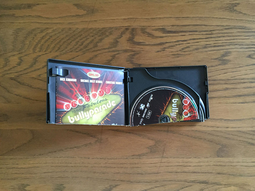 Vật dụng nhỏ nhất cũng có thể mang ra chia đôi. (nguồn: artfido)