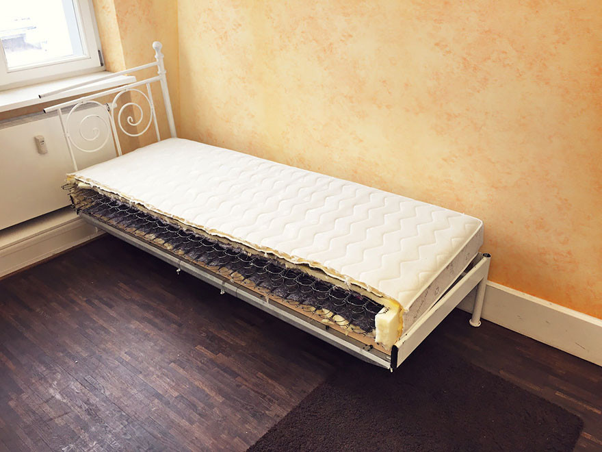 'Không giống vợ cũ của tôi, tôi không hề phàn nàn gì về chiếc giường, thực sự là tôi vẫn ngủ ngon trên đó.' (Nguồn: artfido)