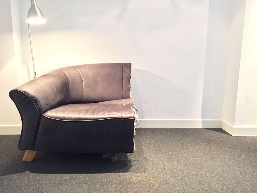 'Những năm gần đây, tôi thích dành cả buổi chiều nằm dàn trên ghế sofa cùng người phụ nữ của mình. Nhưng cô ý chẳng biết rằng những buổi chiều đó đẹp như nào và giờ đó là lý do bây giờ cô ta ngồi một nửa còn lại.' (nguồn: artfido)