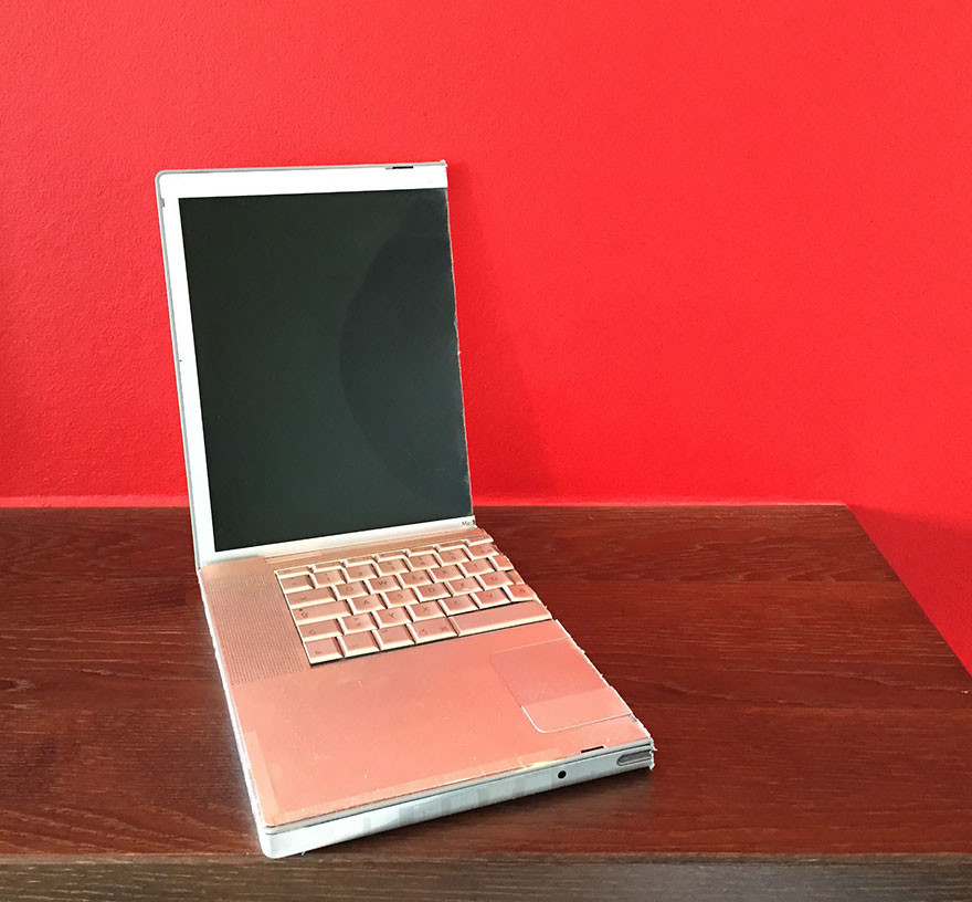 Người đàn ông này, được xác định bằng cái tên 'der.juli,' đã chia đôi mọi đồ vật, từ TV, laptop, iPhone5, xe ôtô, ghế sofa và giường... thậm chí đến cả chú gấu bông. (Nguồn: artfido)